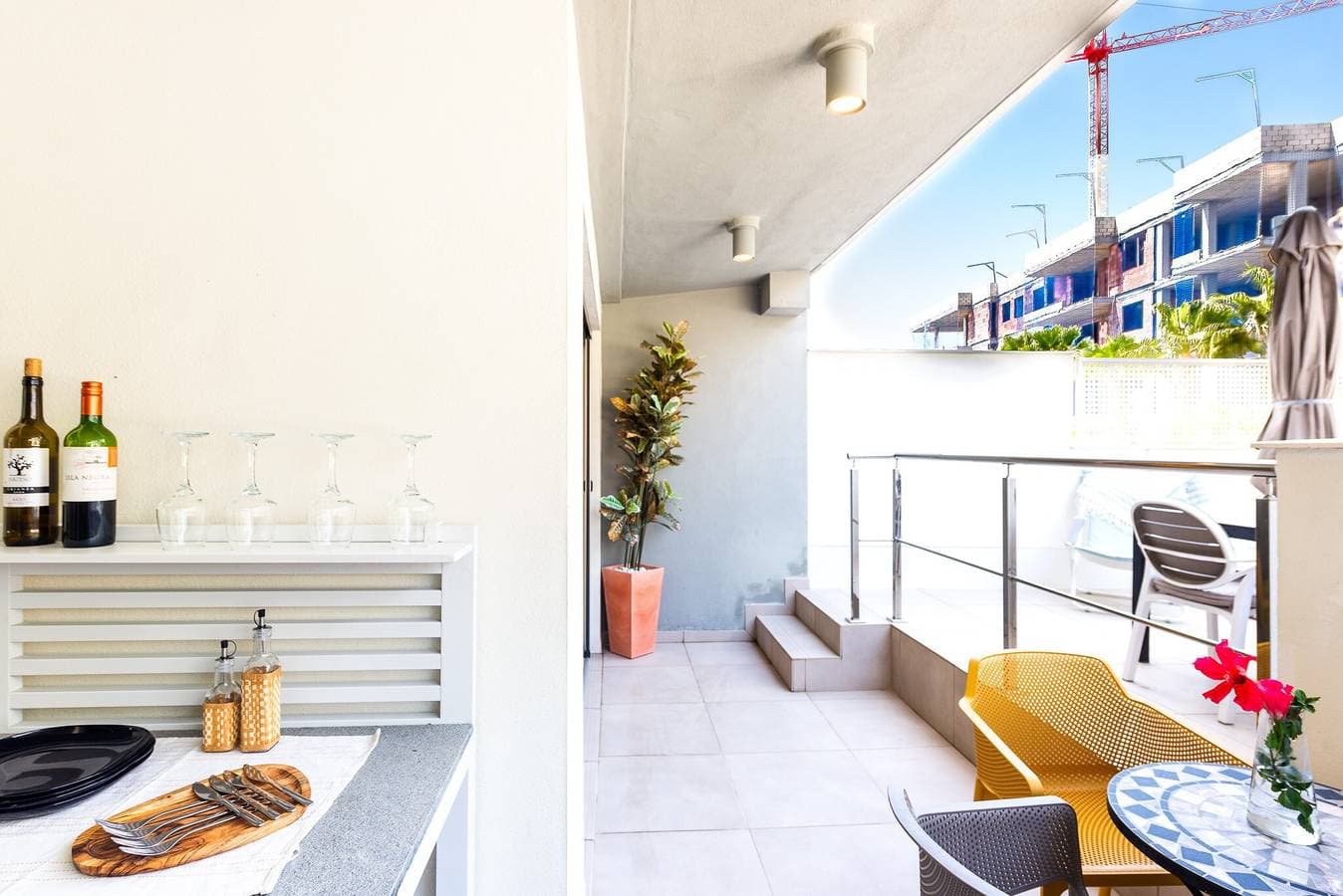 Foto 12 von 37: Ferienwohnung 'Luxuriöses Zweibettzimmer' mit privater Terrasse, WLAN und Klimaanlage