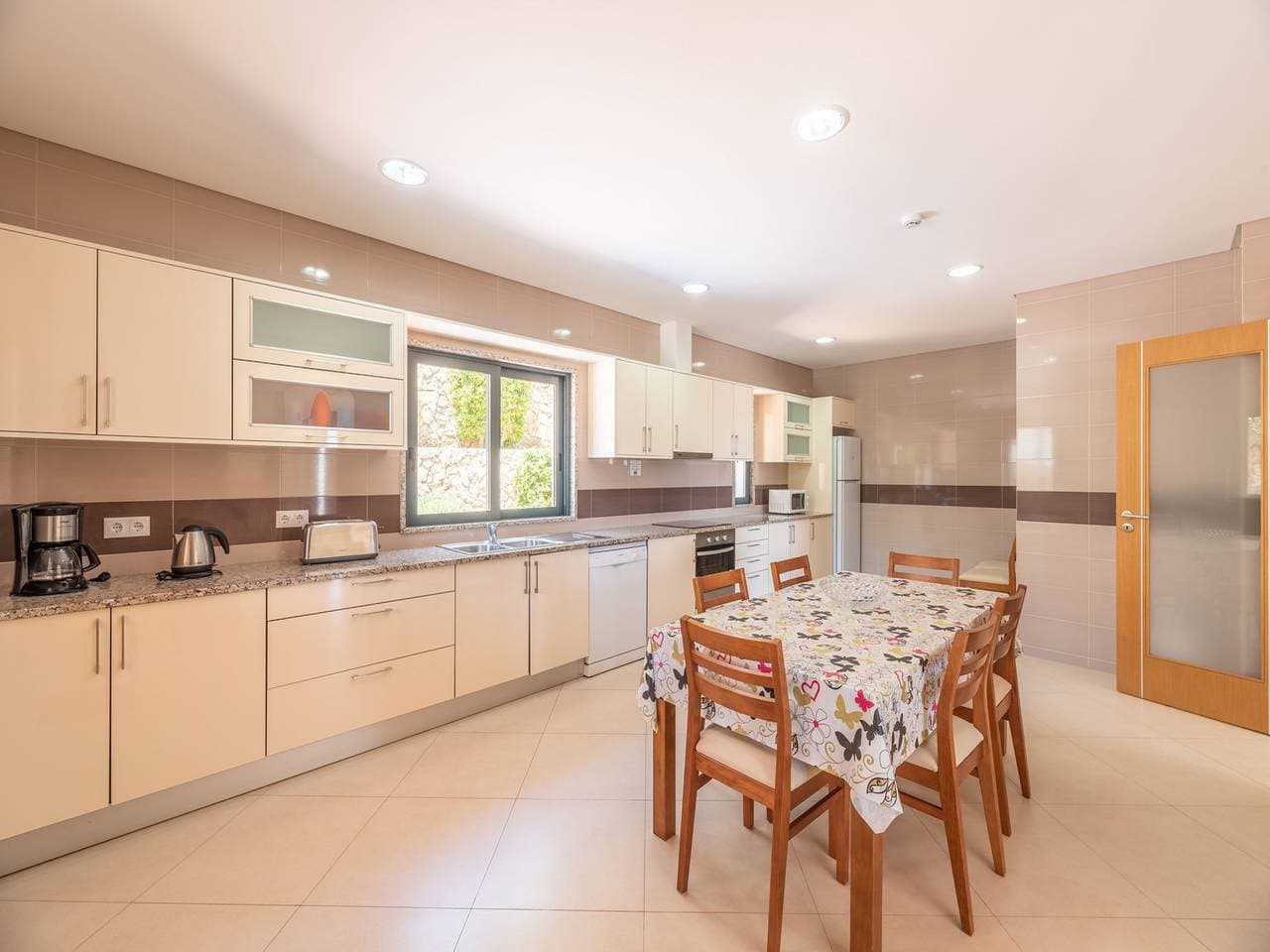 Foto 5 von 34: Spacious Albufeira  Villa | 4 Bedrooms | Villa Avos De Parra | Air Conditioned Bedrooms | Private Setting