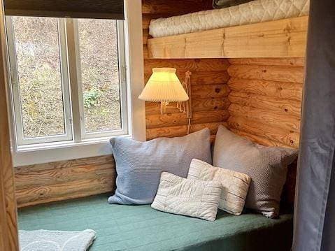 Foto 3 von 28: Gemütliches Ferienhaus mit Meerblick, Holzofen und urigem Charme