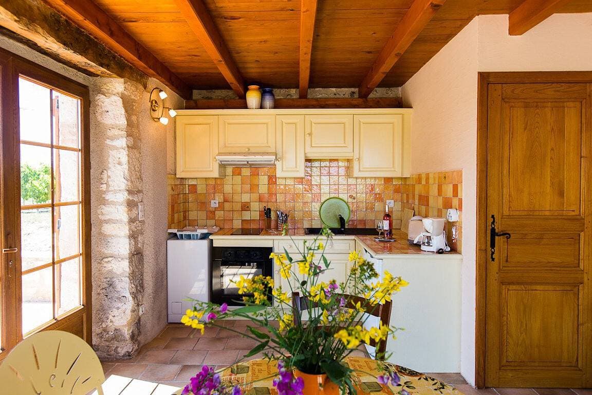 Foto 2 von 15: Ferienhaus „La Cabane du Vigneron“ mit Gemeinschaftspool, privater Terrasse & Klimaanlage