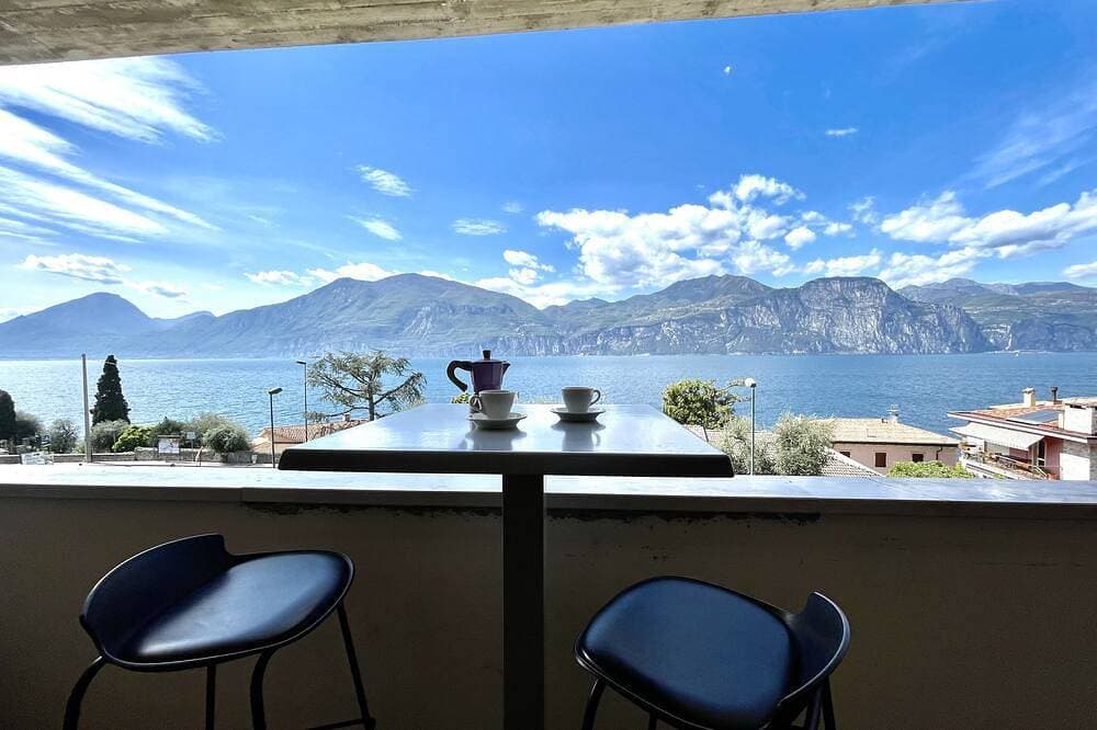 Panoramic House With Lake View 1