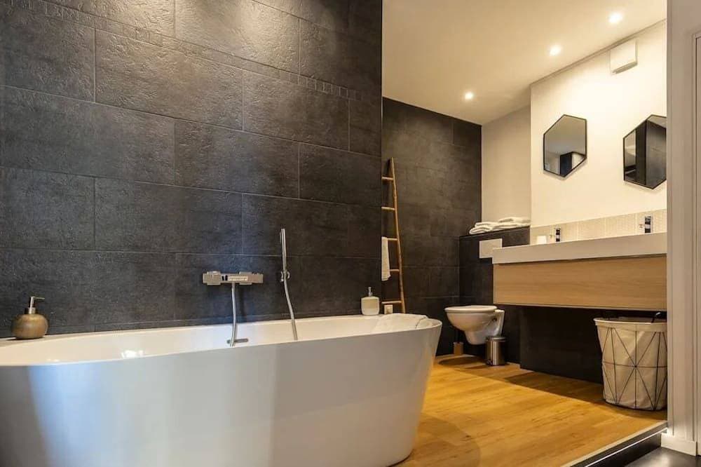 Foto 13 von 24: Die Suite. Doppel-Dusche + Badewanne | Netflix | Stadtzentrum