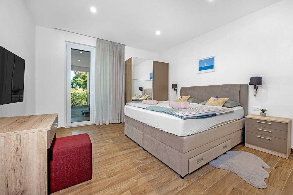 Foto 2 von 30: Villa mit Pool, Spielzimmer, Garten