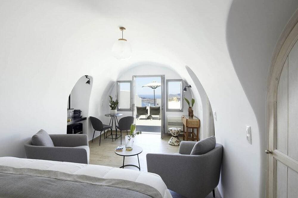 Foto 4 von 26: Wonderful Santorini Suite | Suite Azzurro | Private Heated Pool & Caldera View.