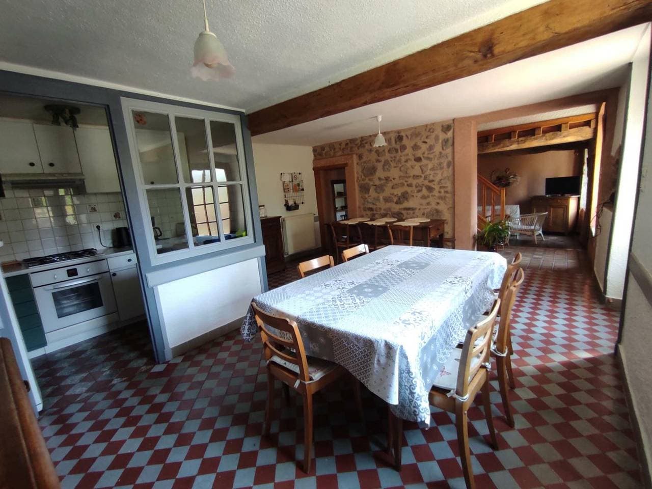 Foto 2 von 17: 132 m² großes Ferienhaus mit Kamin und Garten in Renaison