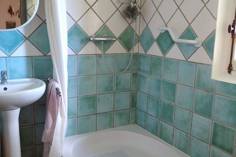 Foto 4 von 30: Charming Villa, 15 km from NiCE Moyenne Montagne With View And Swimming Pool