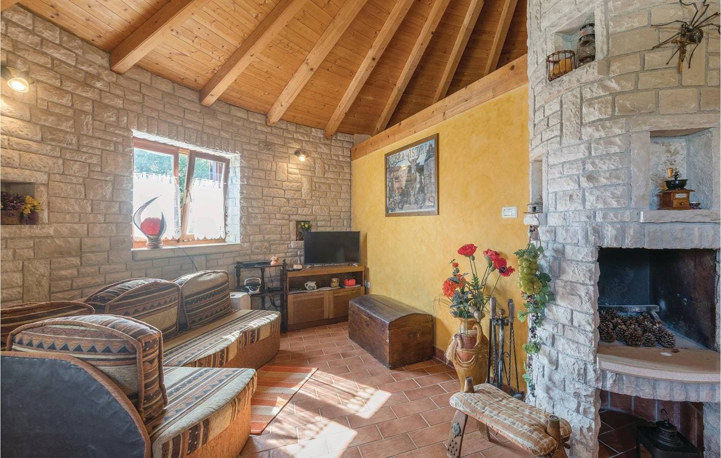 Foto 6 von 32: Reizende Ferienwohnung mit Pool, Terrasse und WLAN in der Nähe von Manjadvorci