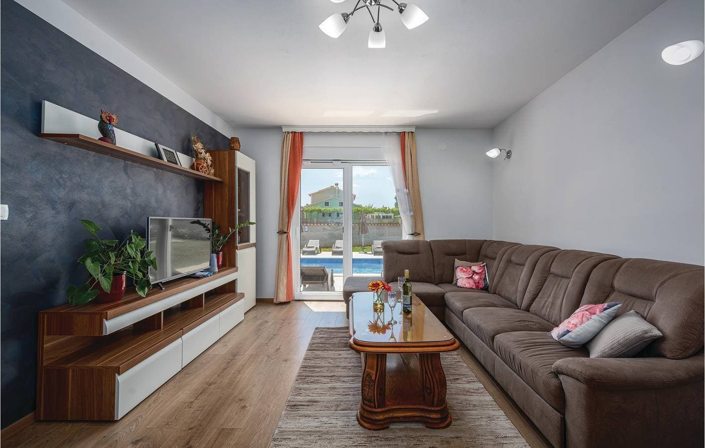 Foto 4 von 34: Gemütliche 137 m² große Wohnung mit Terrasse, WLAN und Parkplatz in der Nähe von Sehenswürdigkeiten