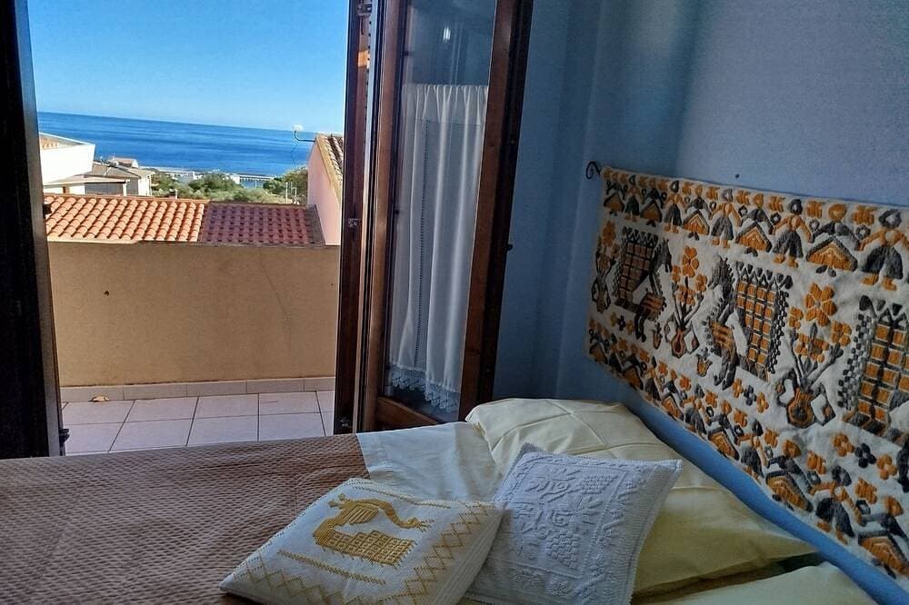 Foto 6 von 30: An oasis of relaxation, in a dreamy sea. Beautiful view of the sea mountain and village