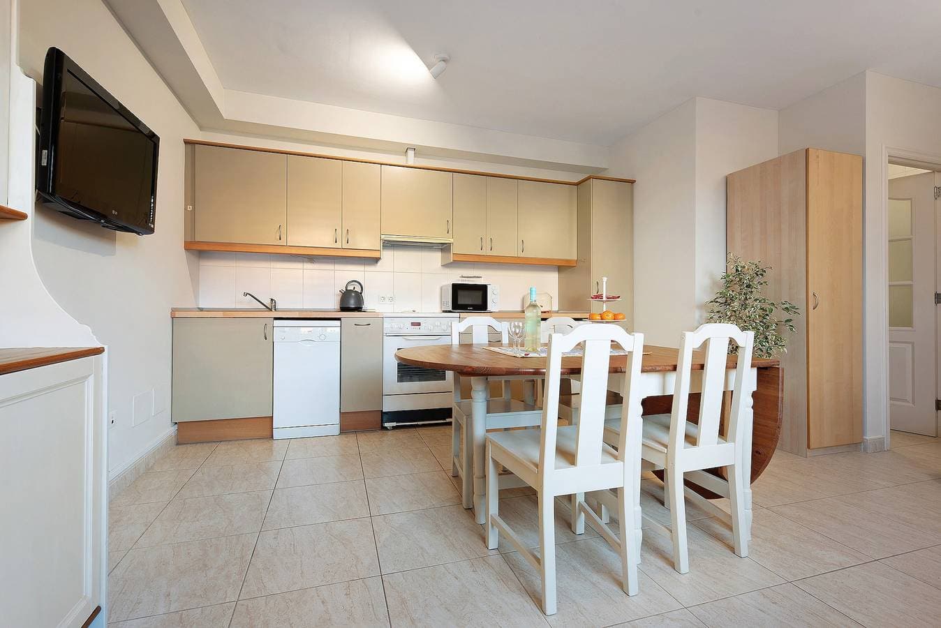 Foto 5 von 22: Schöne und helle Ferienwohnung mit Terrasse und direktem Eingang von der Straße.