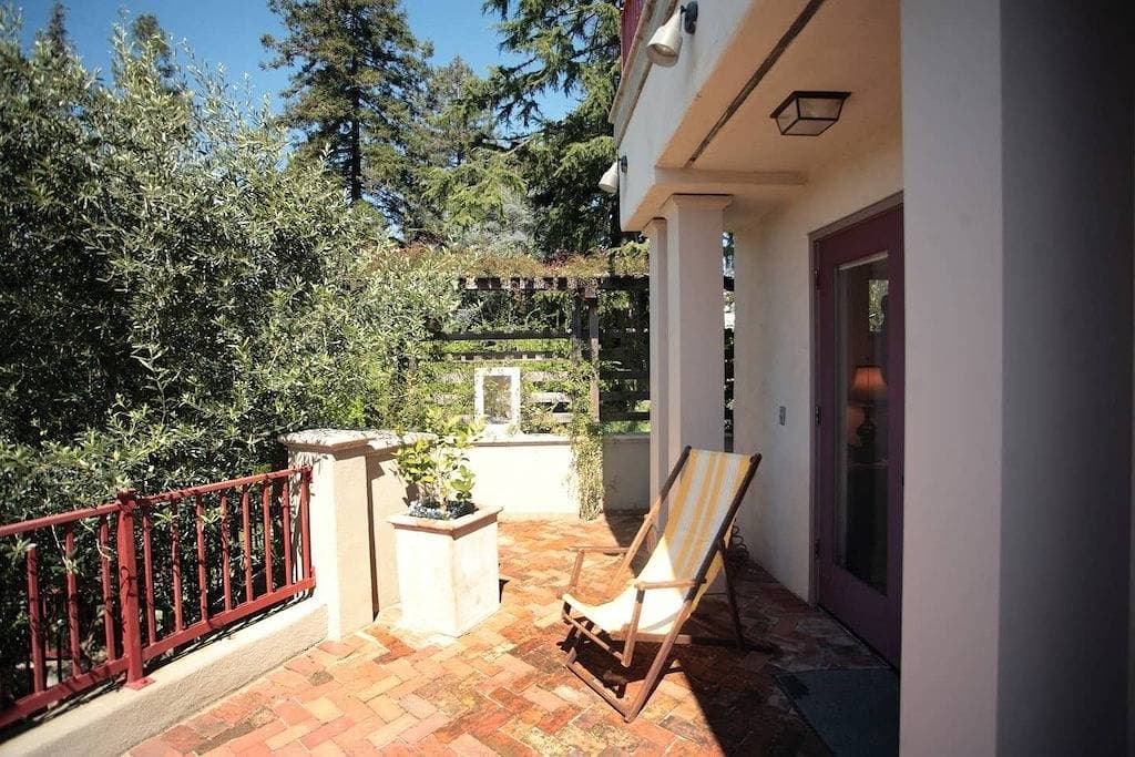 Ruhige, elegante Wohnung mit schöner Aussicht und terrassierten Gärten 1