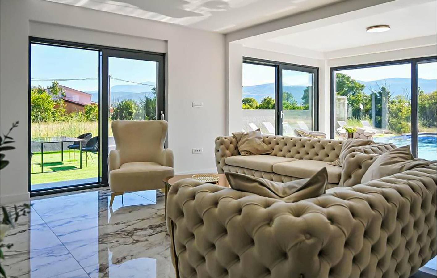 Foto 3 von 40: Ferienhaus für 14 Personen mit Pool