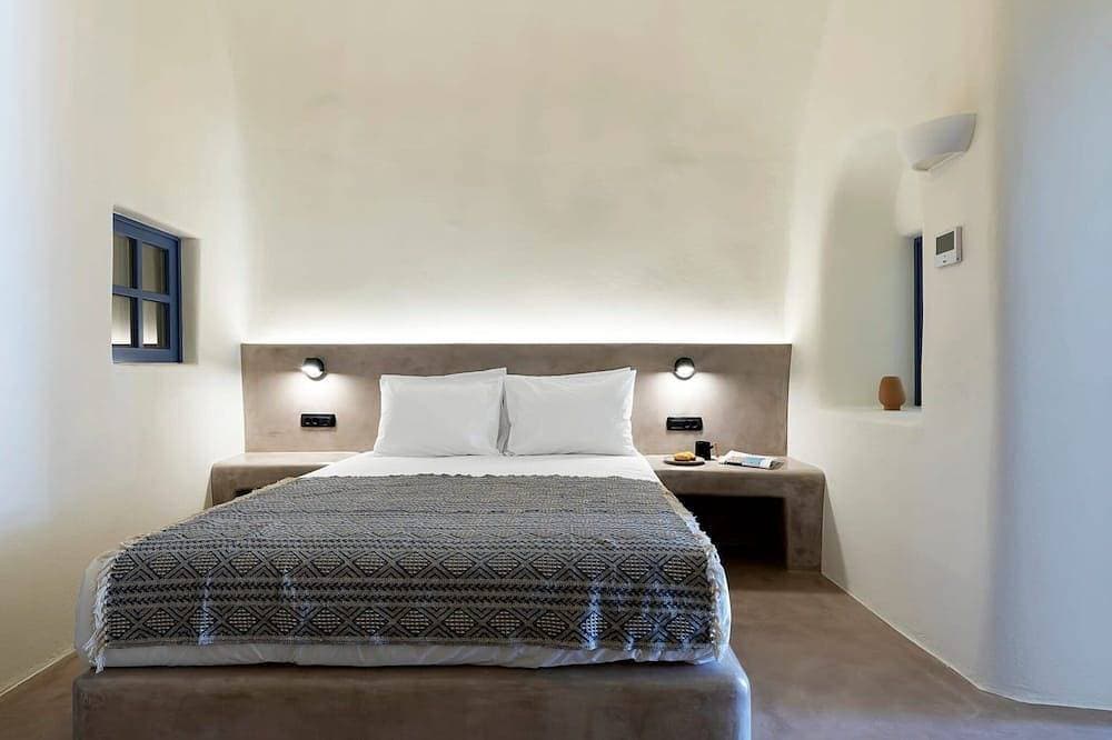 Foto 2 von 20: Amazing Santorini Suite | Ananke Suite | Private Hot Tub | Spacious Furnished.