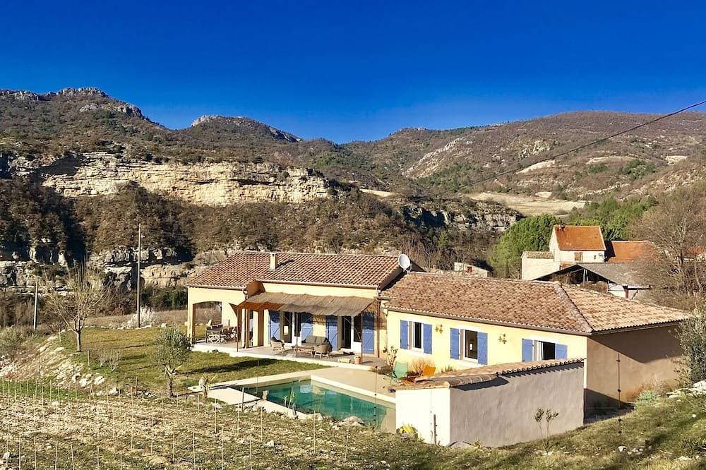 Elegant 4-bedroom villa with private pool, air conditioning and panoramic views 1