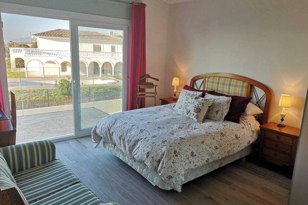 Foto 2 von 30: PrivatPool, Meerblick mit fabelhaften Sonnenuntergängen, moderne Küche, Klimaanlage, Wifi, großes Spielzeugzimmer