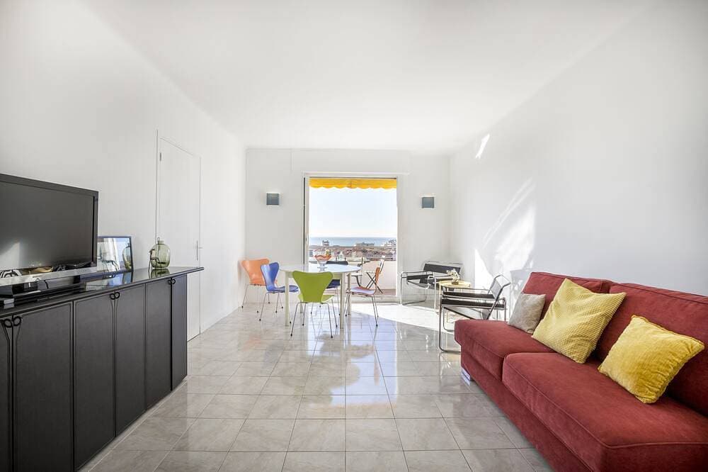 Hell, 63 m², Panoramablick auf Stadt und Meer. Garage 1