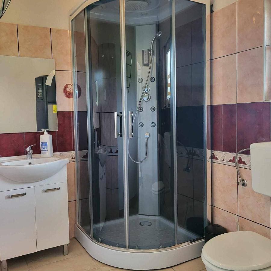 Foto 4 von 9: Double Room with Private Bathroom