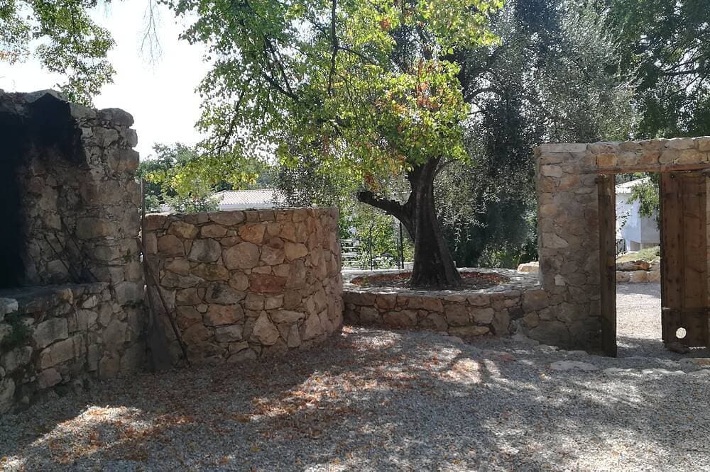 Foto 7 von 14: Mas Osmeea - Mimosa Suite.  On the 1st floor of a wing of the farmhouse, privacy preserved.