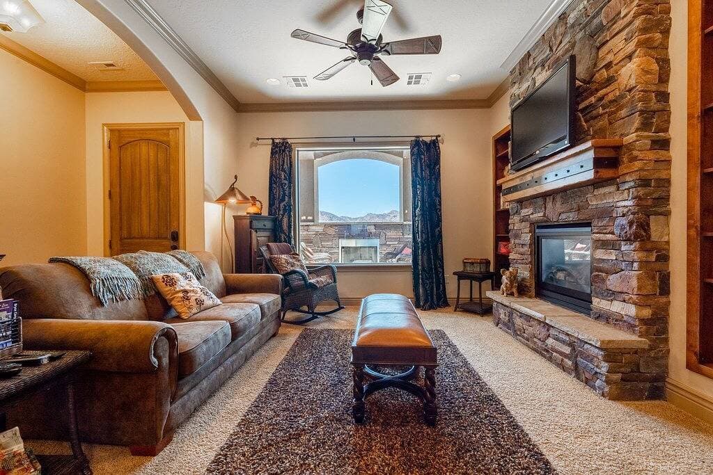 Dreamy 2-bedroom condo with sweeping desert views 1