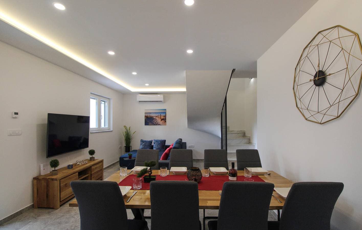 Foto 11 von 43: Geräumige 110 m² große Wohnung mit Pool und Terrasse in Raša, 2 km vom Stadtzentrum entfernt
