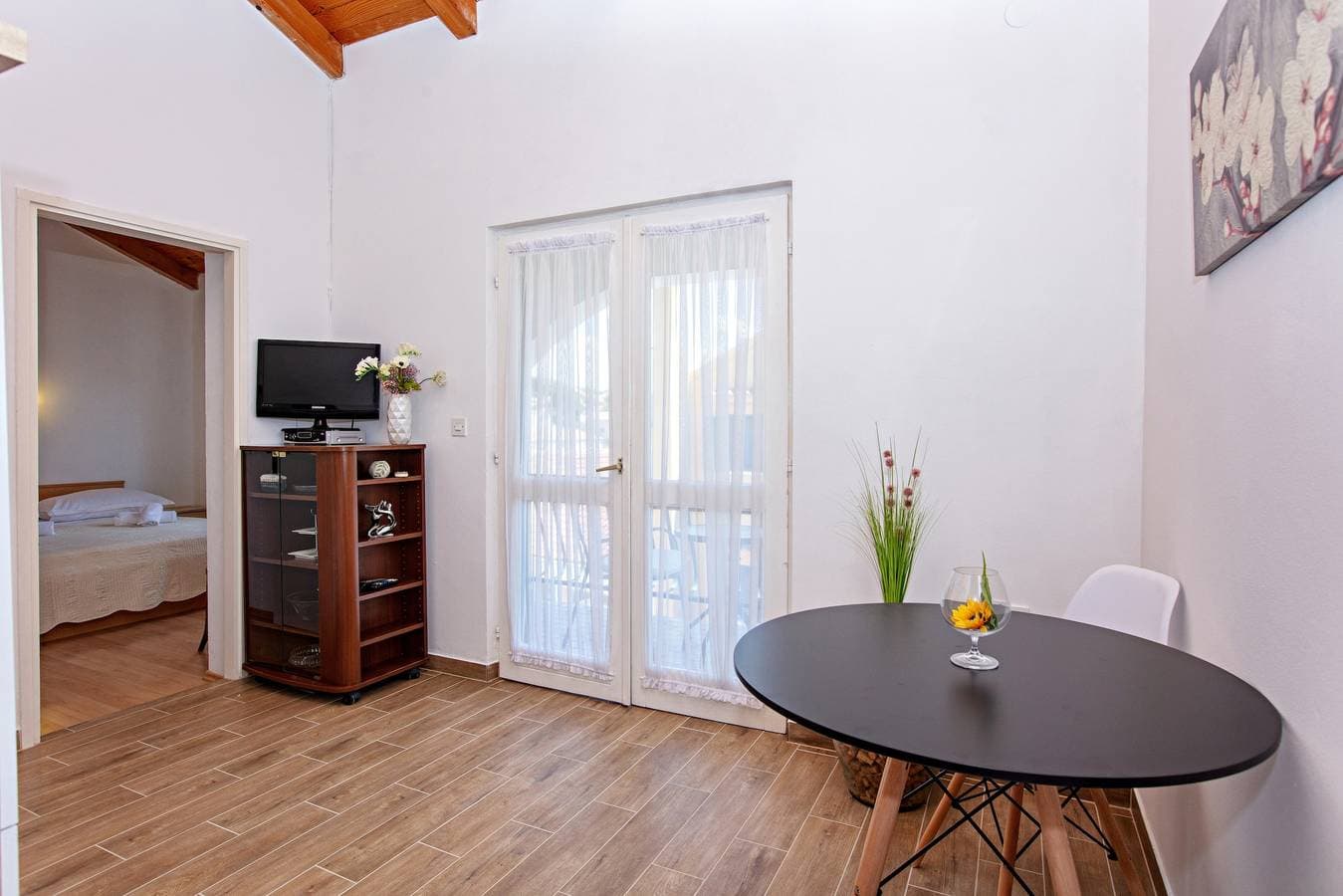 Foto 7 von 21: 1-Zimmer-Ferienwohnung mit Balkon und Meerblick Tisno (Murter) A-815-d
