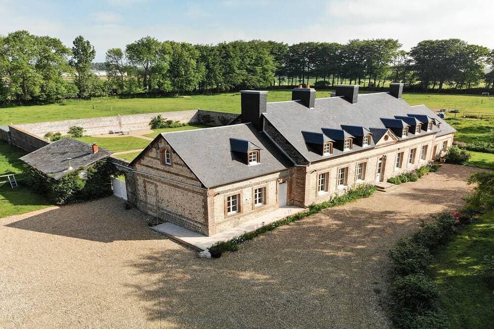 Manoir de 400 sqf near the see, Billard, Babyfoot & Sauna. Pets welcome ! 1