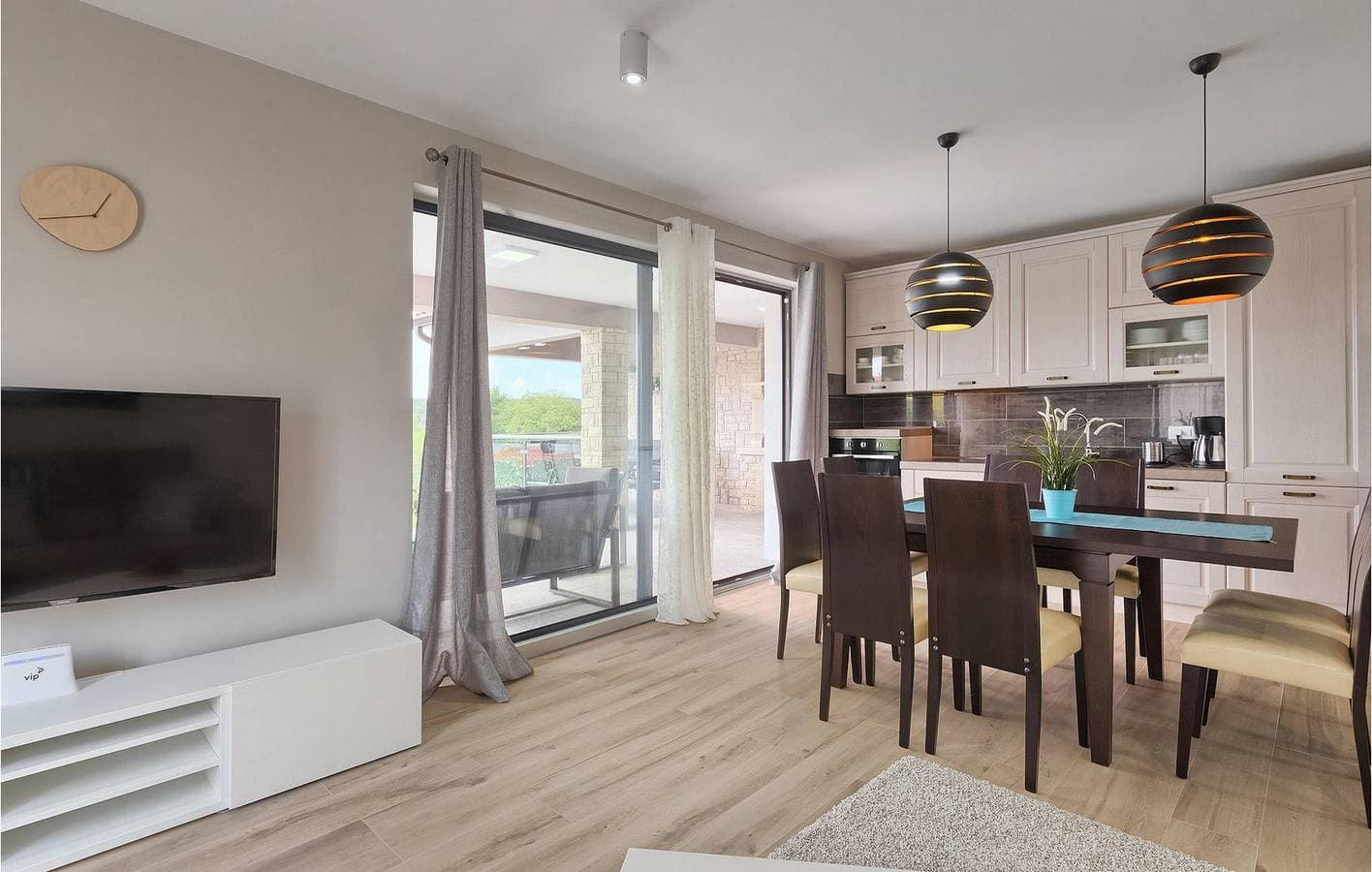 Foto 10 von 53: Geräumige 2-Zimmer-Wohnung mit Pool, Terrasse und WLAN in der Nähe des Stadtzentrums von Labin