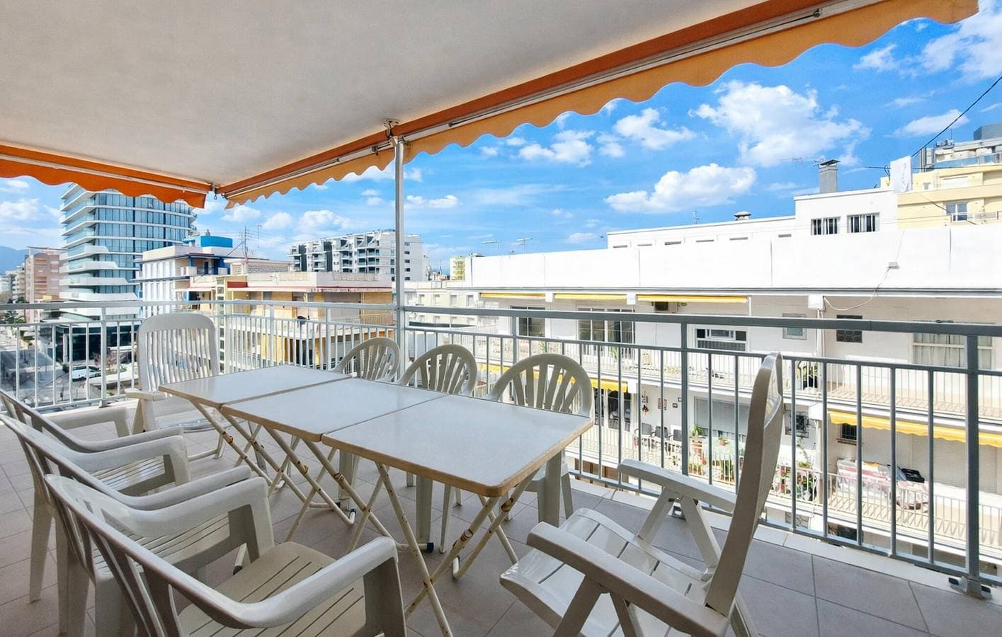 Foto 6 von 22: Gemütlich, 1 km vom Platja de Venècia entfernt: Luftiges Apartment mit 2 Schlafzimmern und Terrasse