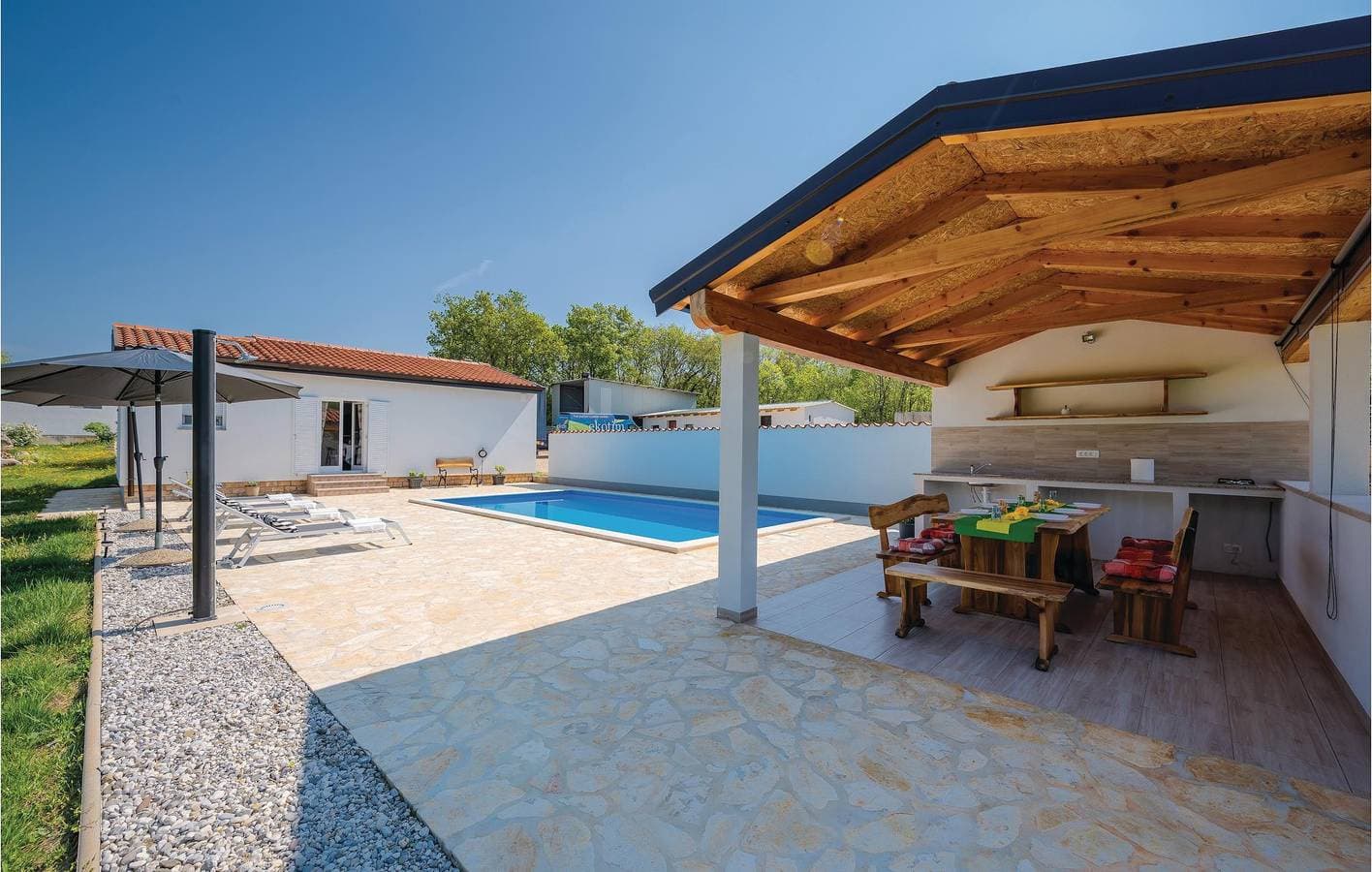 Foto 8 von 30: Gemütliche 2-Zimmer-Wohnung mit Terrasse in der Nähe von Montrin und Plovanija