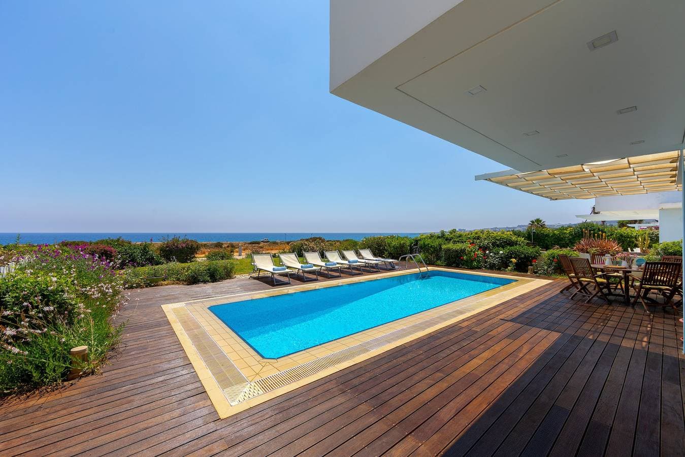 Foto 3 von 90: Protaras Seafront Villa Alia