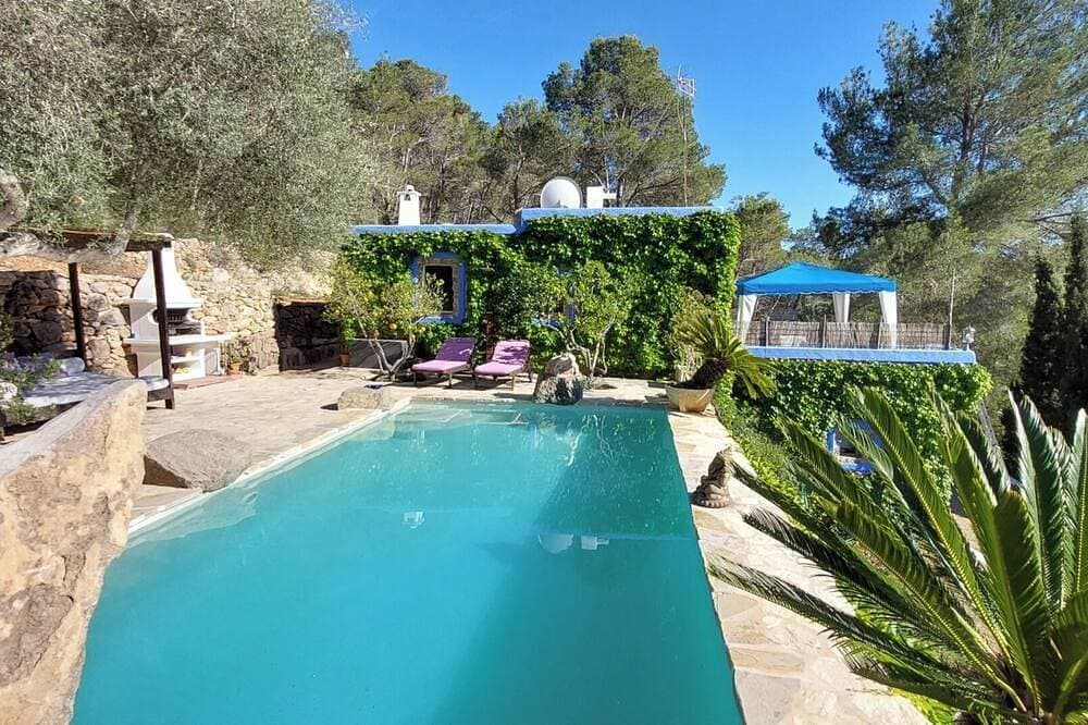 Typisch Ibizenkisches Landhaus mit Blick in Richtung Sonnenuntergang. 1