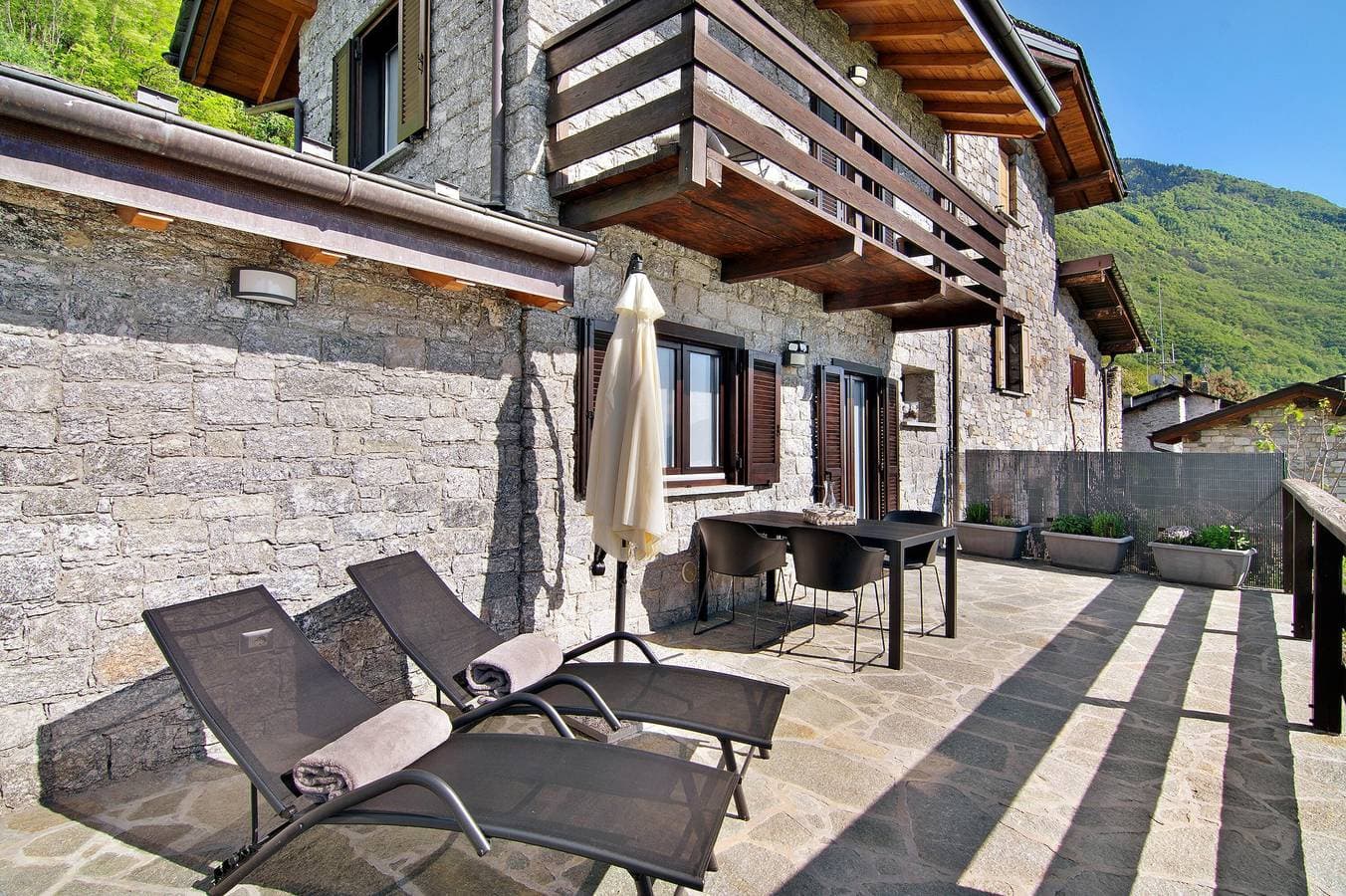 Foto 2 von 32: Chalet Rustico Borgo Vico: Seeblick, Terrasse, Parkplatz – Radfahrer willkommen!