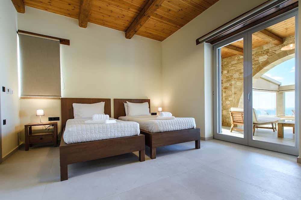 Foto 4 von 30: Villa Kalithea, with indoor heating pool, unlimited sunset views to the ocean.