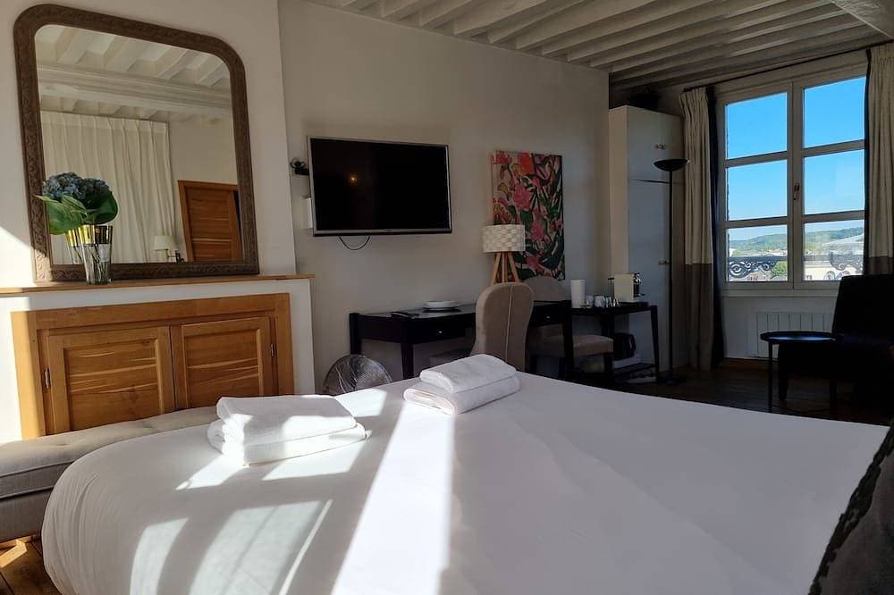 Foto 2 von 10: Houdaille 2 - Helle Suite mit Blick auf den Hafen von Honfleur