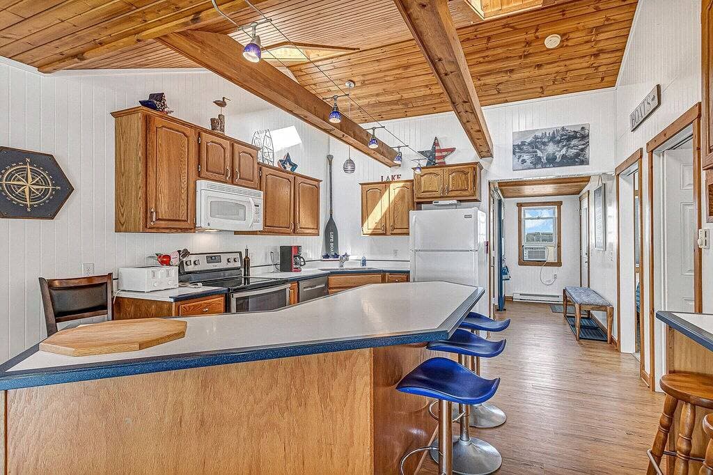 Foto 9 von 41: Lakefront Cottage with kayaks, paddleboat, aqua mat, & Big deck close to Elkhart