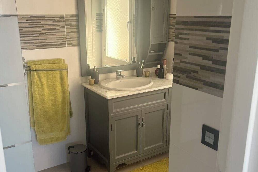 Foto 9 von 25: Lovely 3 bed 3 bath end villa with pool and beautiful port in Duquesa