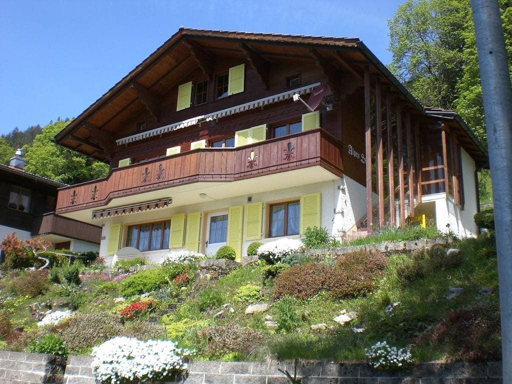 Hütte in Beatenberg mit Schwimmbecken 1