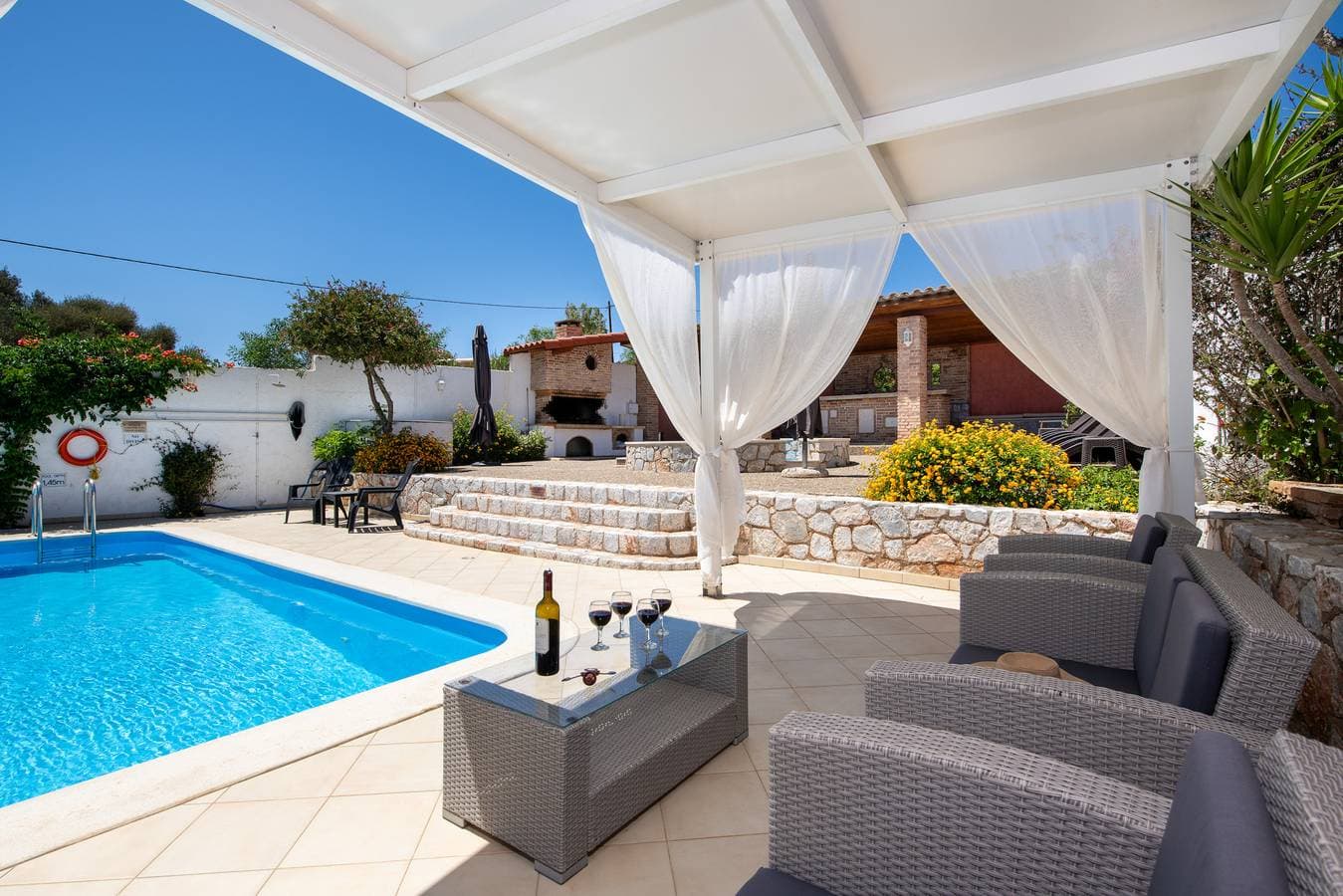 Foto 3 von 70: Luxury Seaside Villa Plumeria – 50m to Sandy Beach