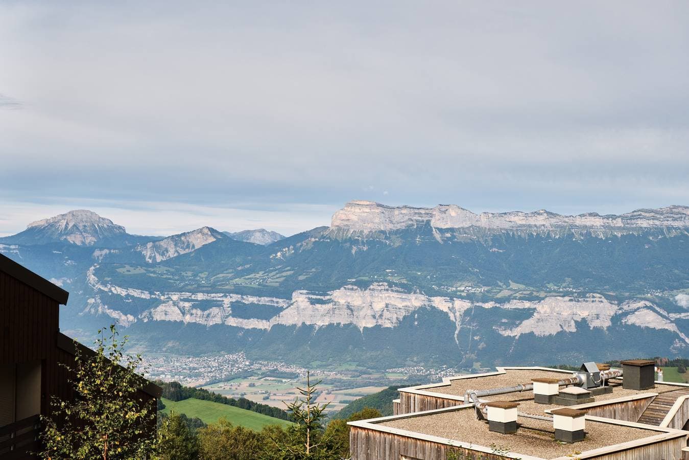 Foto 3 von 21: Ferienwohnung 'Studio Gaelle' mit Bergblick, Gemeinschaftspool und Gemeinschaftsgarten