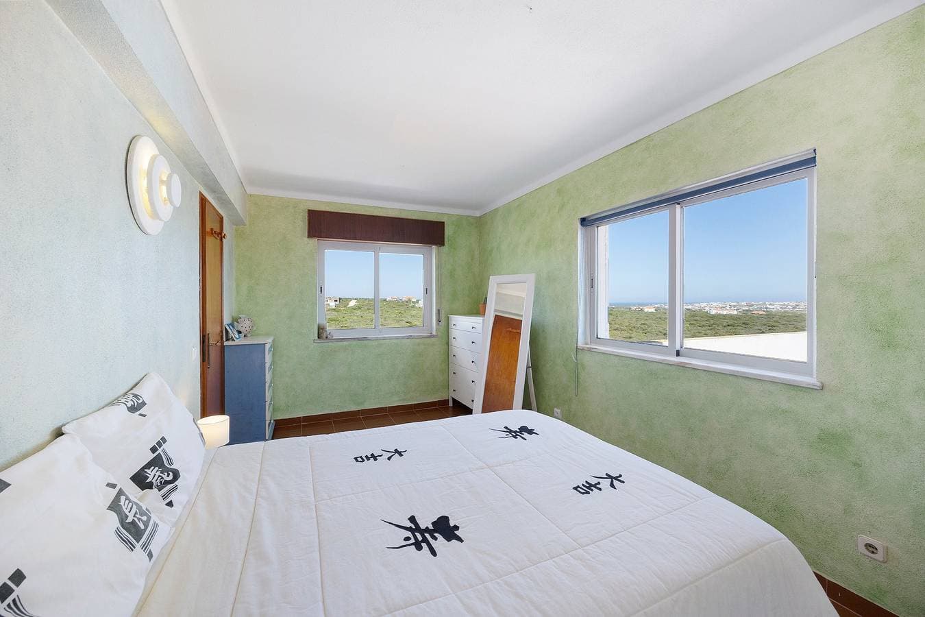 Foto 10 von 22: Ferienhaus 'Surf Spot' mit Bergblick, Gemeinschaftsterrasse und Balkon