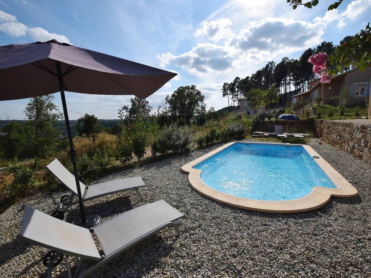 Foto 2 von 38: Impressive Villa with Hill View in Joyeuse