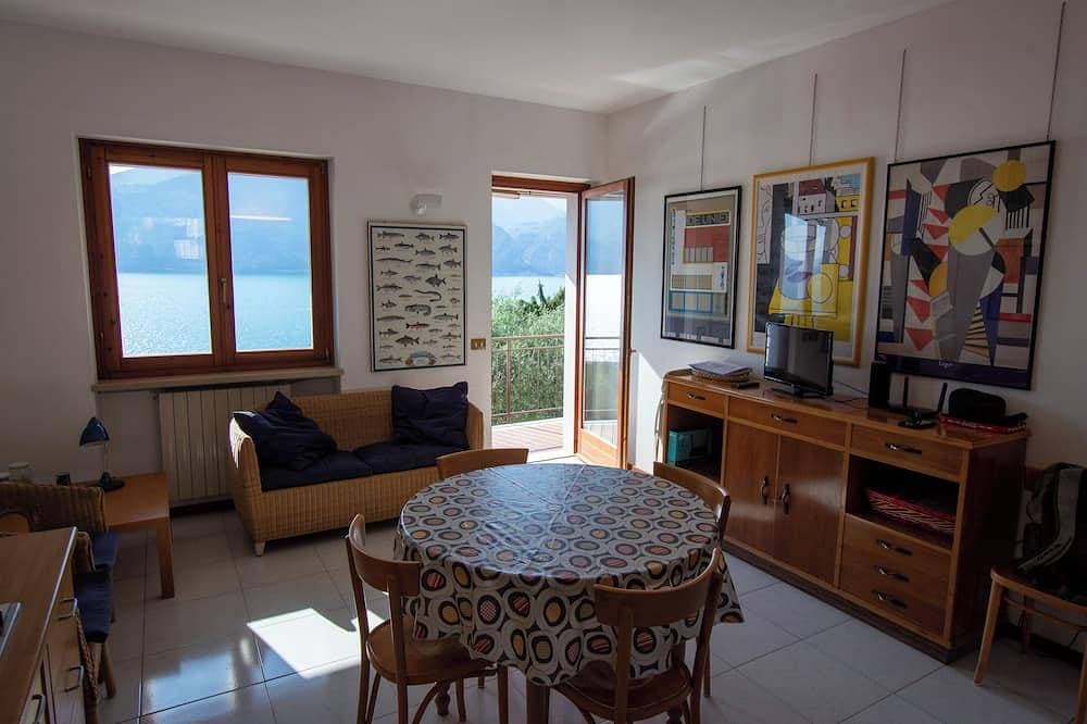 Foto 8 von 27: Traumhafter Balkon über dem See mit schönem Pool, Palmen und Olivenhain