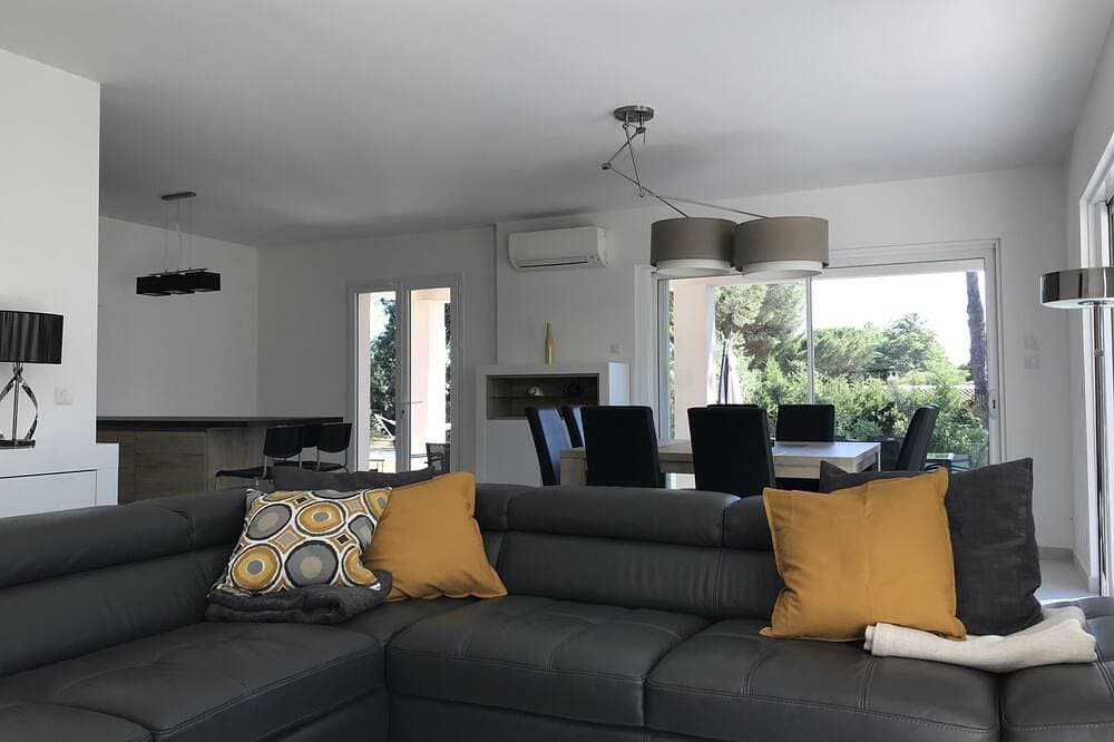 Foto 9 von 30: Air-conditioned detached villa with secure/heated swimming pool and large garden
