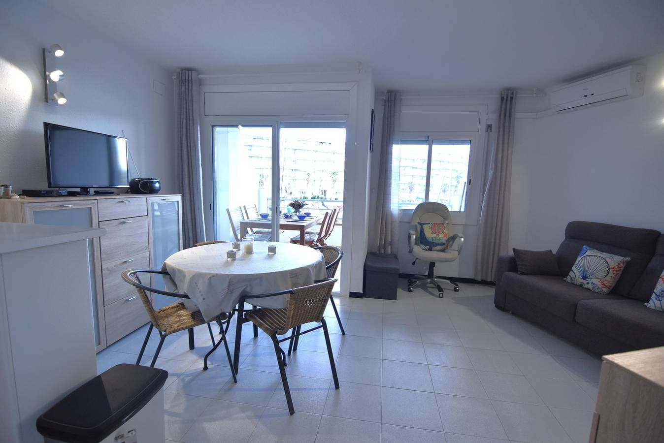 Foto 8 von 26: Gemütliche Wohnung mit Terrasse und Kanalblick, in der Nähe des Strandes in Roses, Costa Brava.