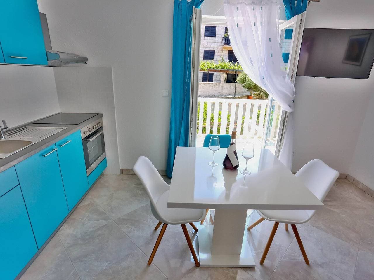Foto 4 von 17: Apartments Lenka - One Bedroom Apartment with Balcony and garden View A1