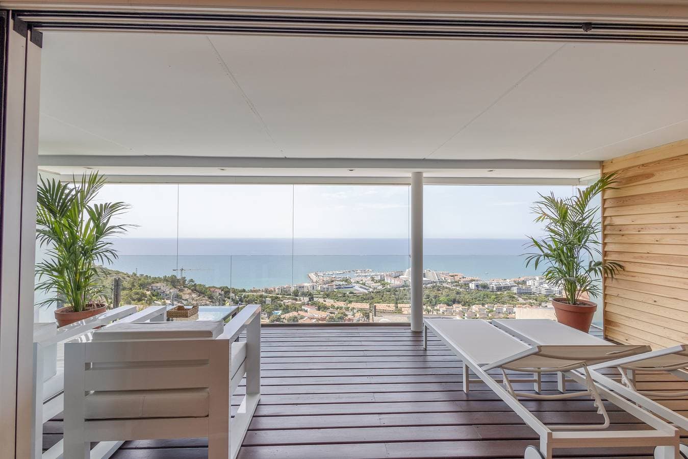 Foto 2 von 23: Sitges Suites – Premium-Apartment mit privatem Jacuzzi und Meerblick