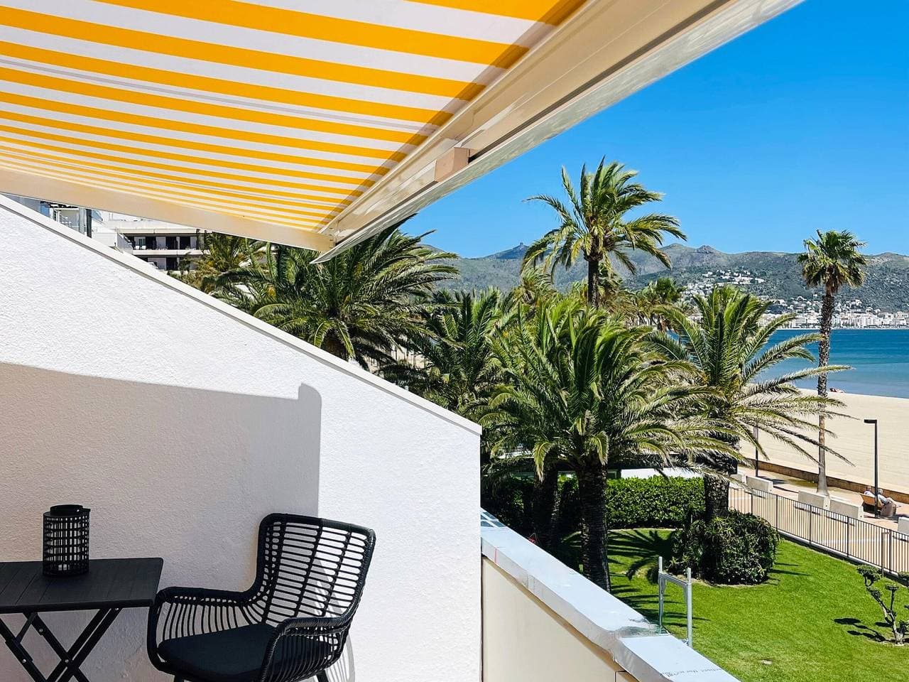 Foto 4 von 36: ¡Encantador apartamento en alquiler en Roses, Costa Brava! A 0 metros de la playa. Disfruta de la piscina comunitaria y las vistas al mar.