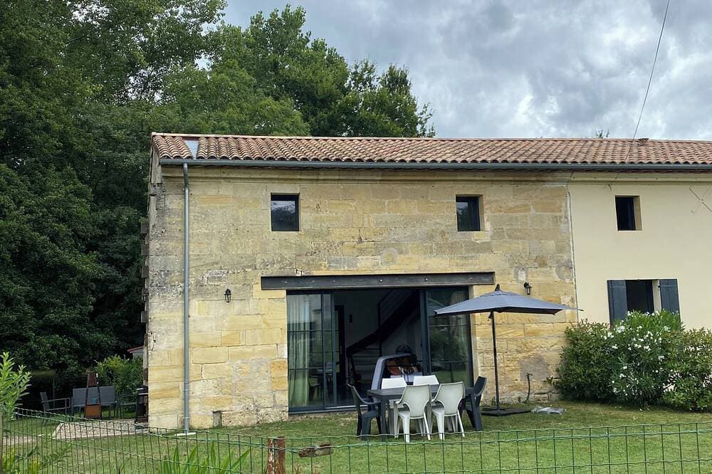 Foto 7 von 12: Ancienne Grange Renovee Dans Une Batisse En Pierre De Tailles Avec Jardin