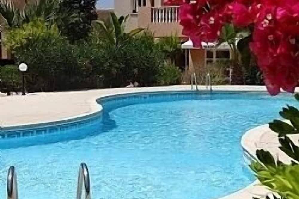 Apartment mit 2 Schlafzimmern, Gemeinschaftspool und teilweise Meerblicken. 1