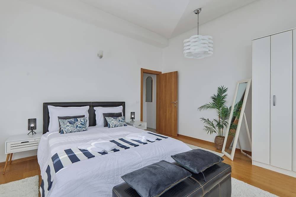 Foto 3 von 30: ❤️Bayview Tivat 2-bedroom Apartment| Seaview| Parking| Fast WIFI| 72m² Equipped